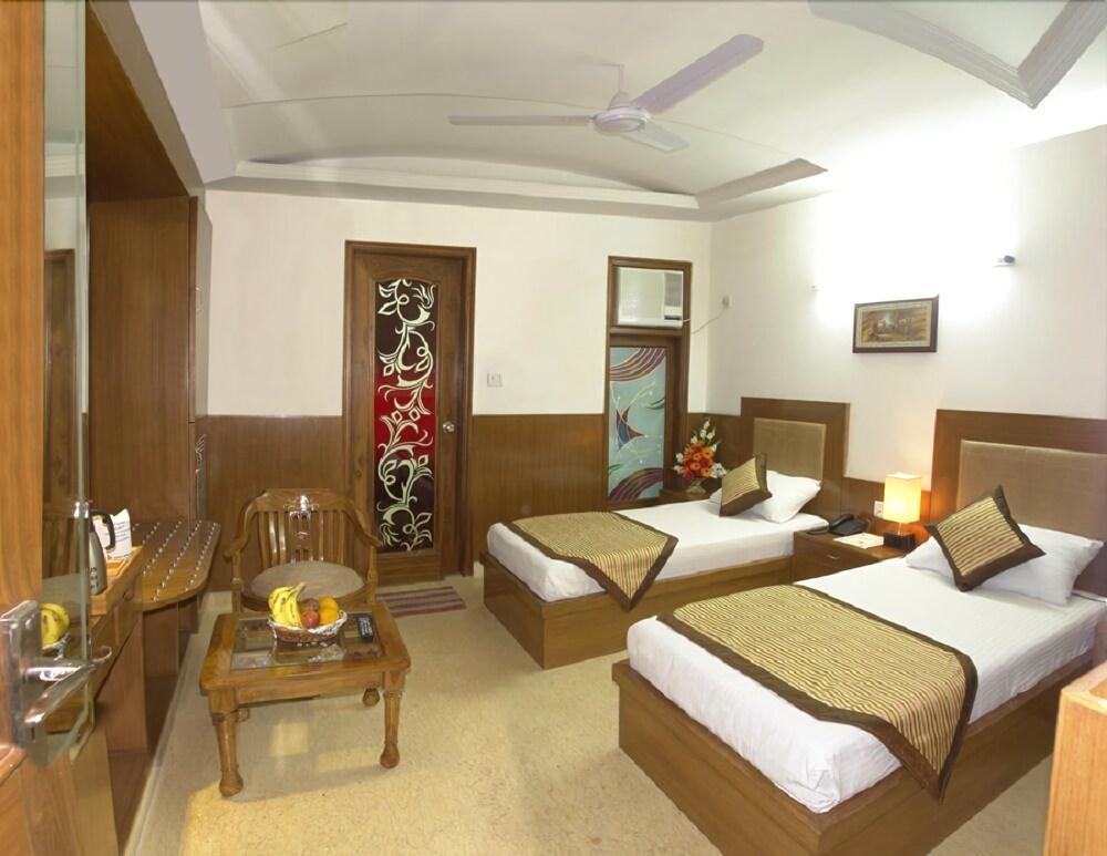 Hotel Apra Deluxe New Delhi Room photo