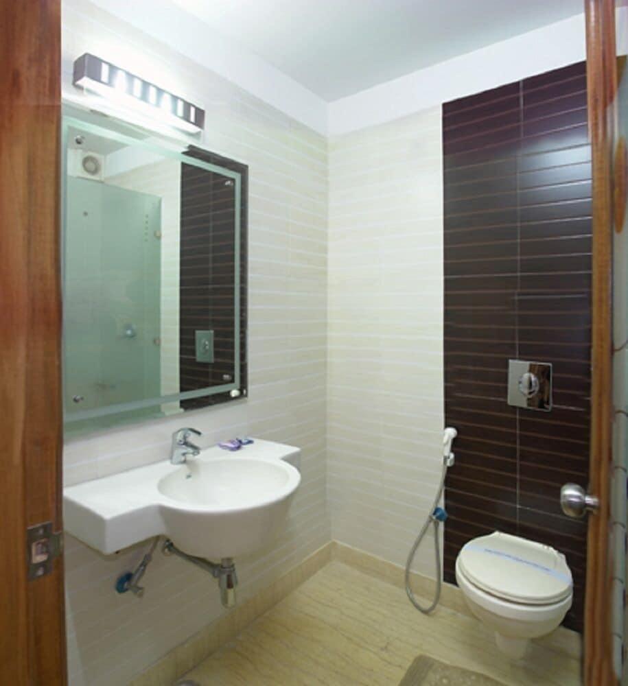 Hotel Apra Deluxe New Delhi Room photo