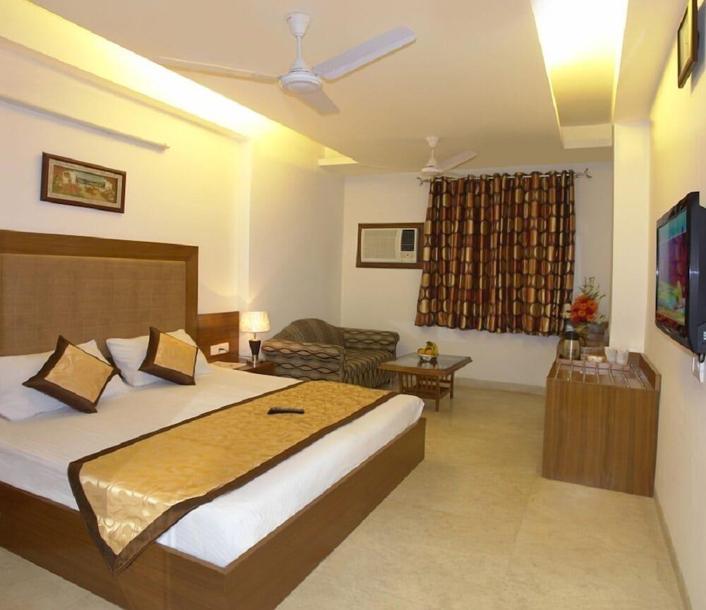 Hotel Apra Deluxe New Delhi Exterior photo