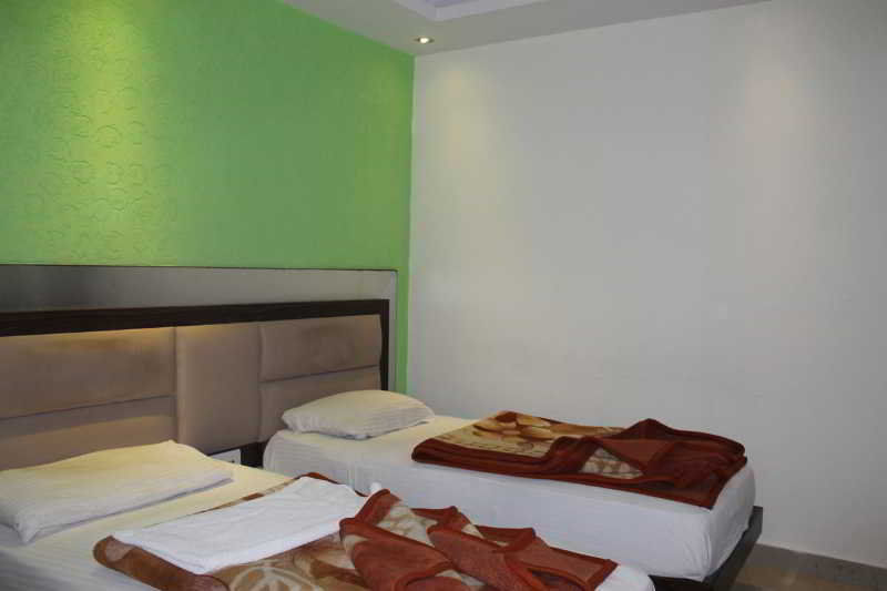 Hotel Apra Deluxe New Delhi Exterior photo