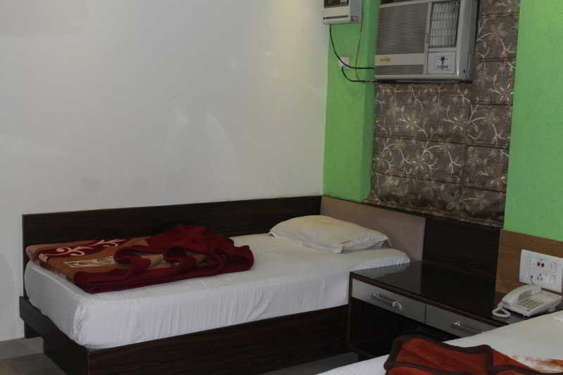 Hotel Apra Deluxe New Delhi Exterior photo