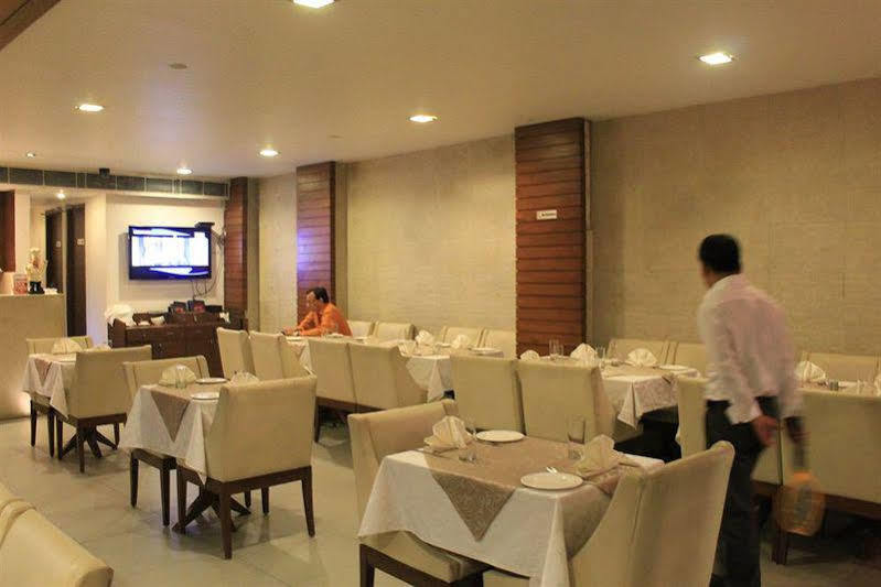 Hotel Apra Deluxe New Delhi Exterior photo
