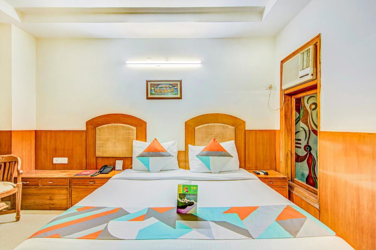 Hotel Apra Deluxe New Delhi Exterior photo