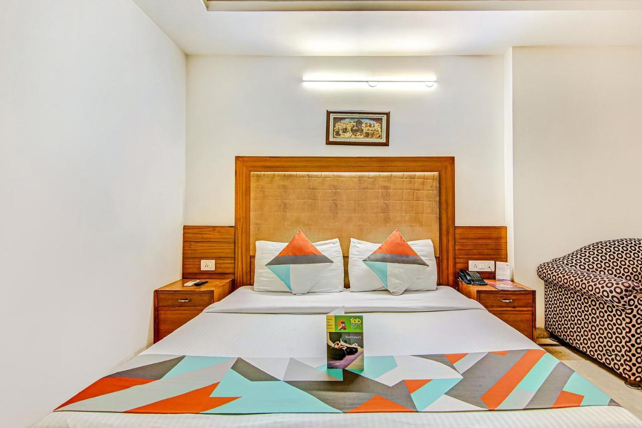 Hotel Apra Deluxe New Delhi Exterior photo